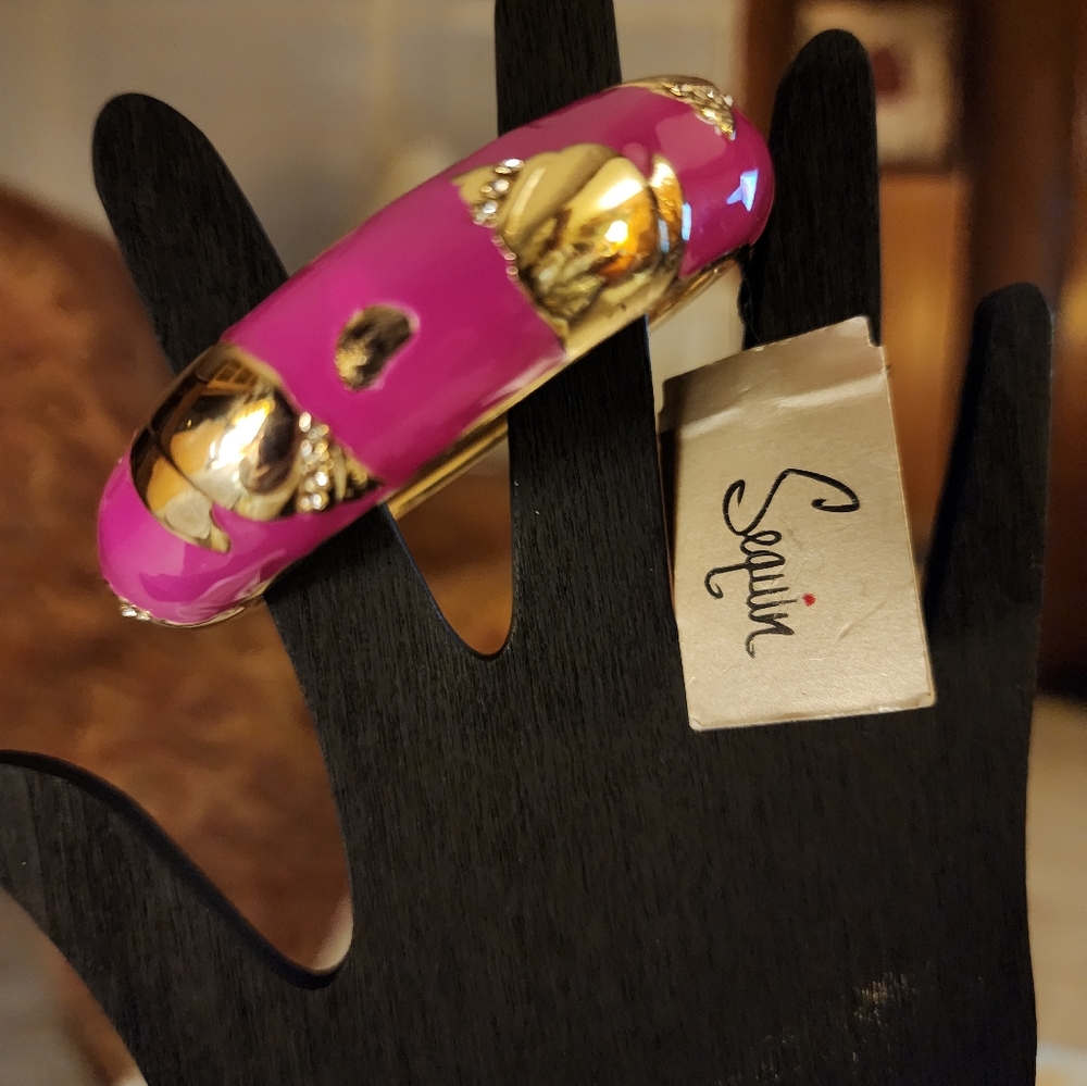 STUNNING Sequin™ Hot Pink Enamel & Gold-Tone Heart Hinged Bangle Bracelet – NWT